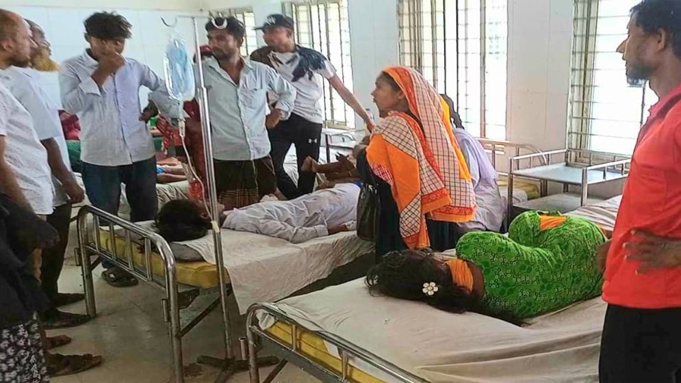 স্কুলে ঢুকে ৪ শিক্ষার্থীকে কুপিয়ে আহত করলেন নারী