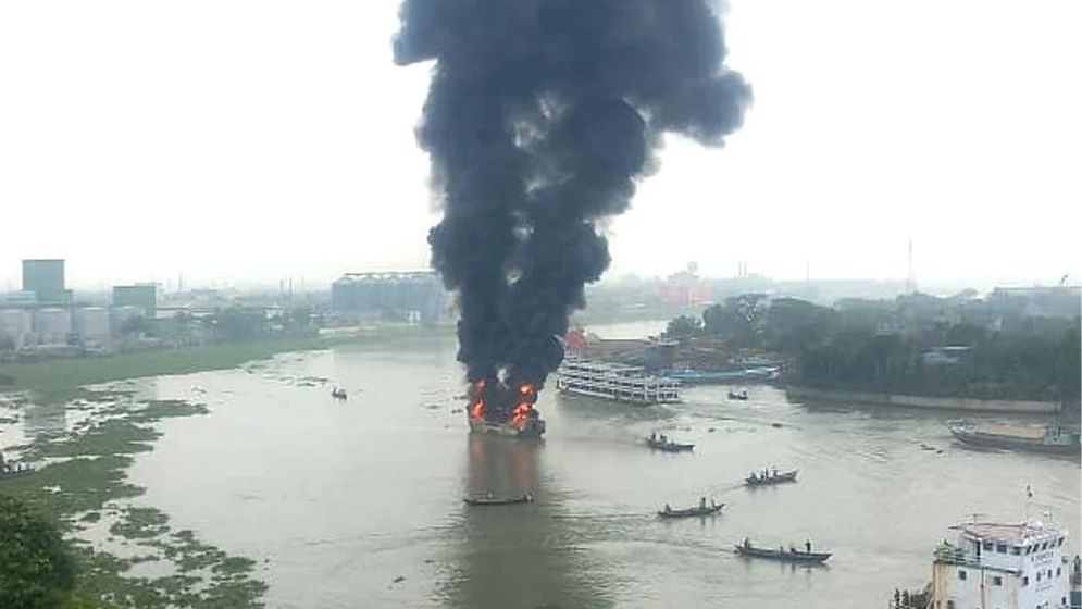 ফতুল্লায় ট্রলারের আগুন নিয়ন্ত্রণে, নিহত ১
