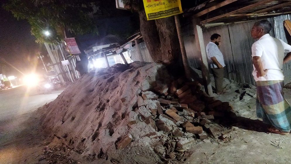 গায়ের জোরে ব্যবসা প্রতিষ্ঠান বন্ধ করে দিলেন প্রভাবশালী