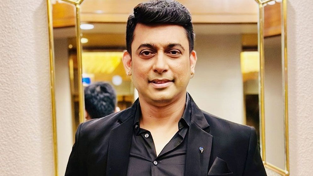 বাবা-মায়ের কবরের ছবি জুড়ে আবেগঘন স্ট্যাটাস জায়েদ খানের