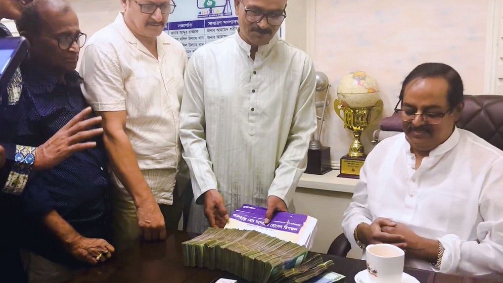 শিল্পীদের যে কারণে ১০ লাখ টাকা উপহার দিলেন ডিপজল