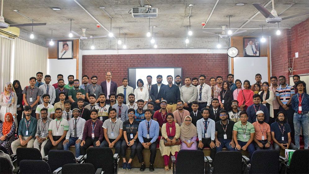 ঢাকায় ফ্রন্টিয়ার টেকনোলোজি ক্যারিয়ার নিয়ে সেশন