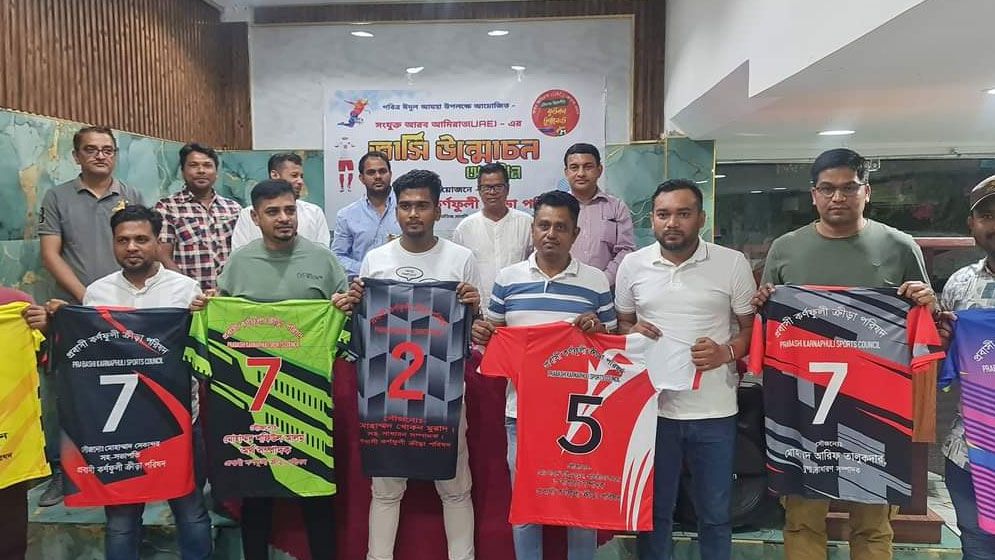 দুবাইতে ত্রিদেশীয় ফুটবল টুর্নামেন্টের জার্সি উন্মোচন