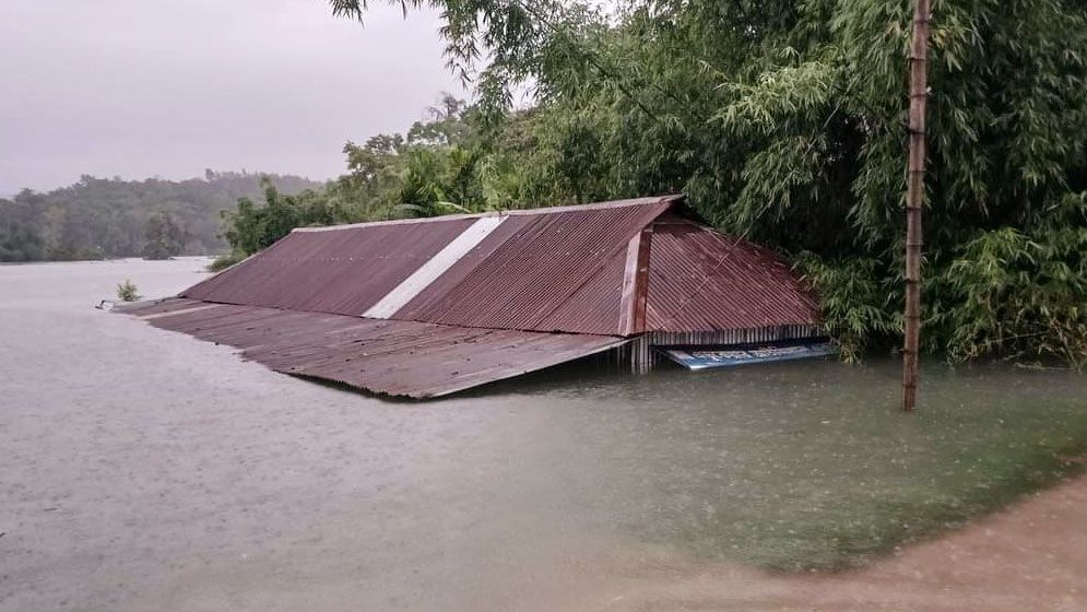 সিলেটে ভয়াবহ বন্যা, সাত উপজেলায় অবনতি