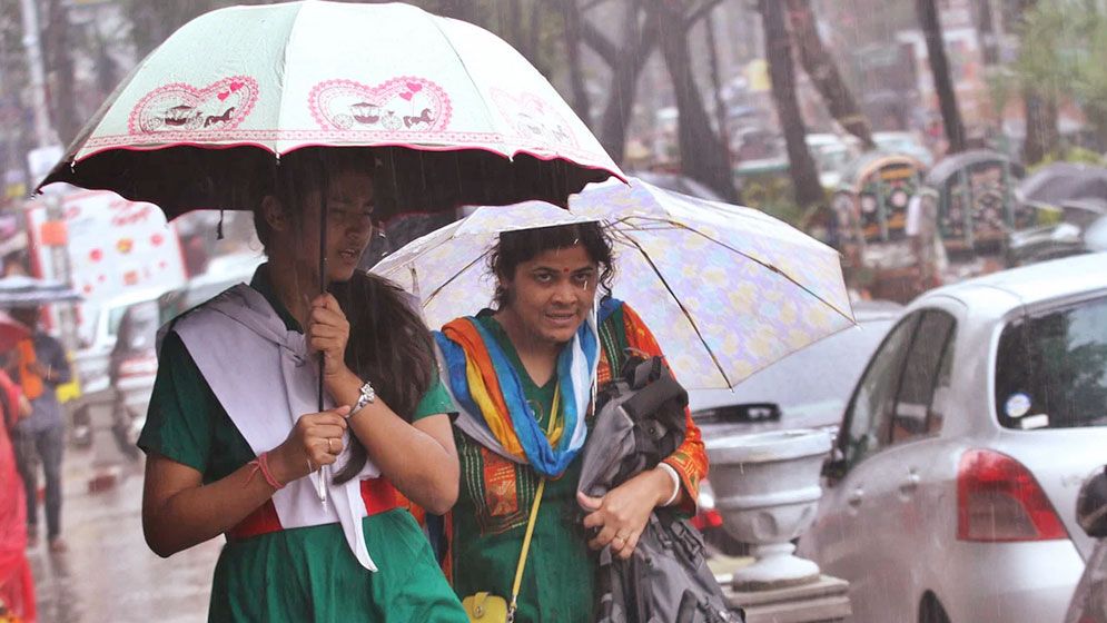 বৃষ্টিতে কেন্দ্রে যেতে এইচএসসি পরীক্ষার্থীদের ভোগান্তি