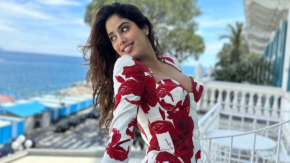 প্রেমিকের তোলা ছবিতে খোলামেলা জাহুবী, নেটদুনিয়া উত্তাল