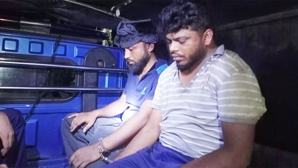 জাবিতে ছাত্রী হেনস্তা ও ছিনতাই চেষ্টায় আটক দুই বহিরাগত