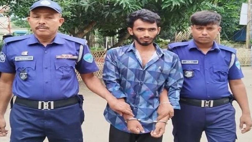 স্ত্রীকে কুপিয়ে হত্যার পর থানায় হাজির স্বামী 