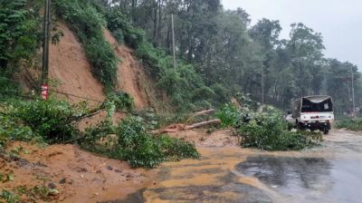 টানা বৃষ্টিতে পাহাড় ধসের শঙ্কা