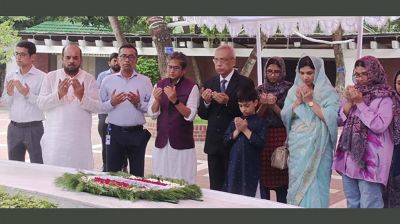 টুঙ্গিপাড়ায় বঙ্গবন্ধুর সমাধিতে প্রধানমন্ত্রীর নতুন প্রেস সচিবের শ্রদ্ধা