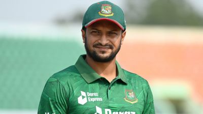 ফোন কেড়ে নিয়ে ফের বিতর্কে সাকিব