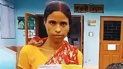 তৃণমূল করায় মহিলাকে মাটিতে ফেলে পিটুনি
