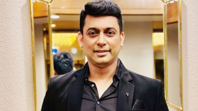 বাবা-মায়ের কবরের ছবি জুড়ে আবেগঘন স্ট্যাটাস জায়েদ খানের