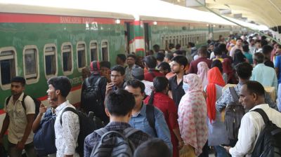 নাড়ির টানে বাড়ি ফিরছে মানুষ, ফাঁকা হচ্ছে ঢাকা 
