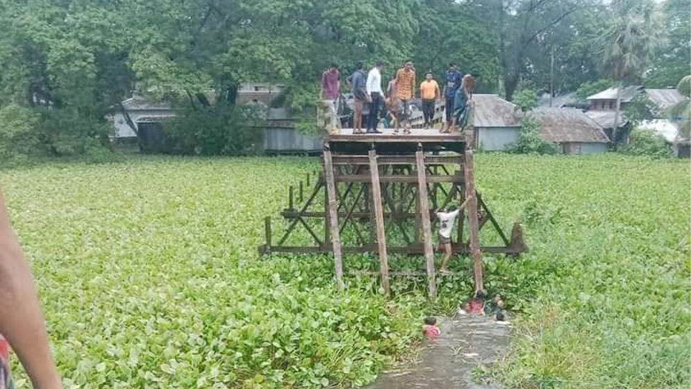 সেতু ভেঙে বরযাত্রীবাহী মাইক্রোবাস খালে, নিহত ১০