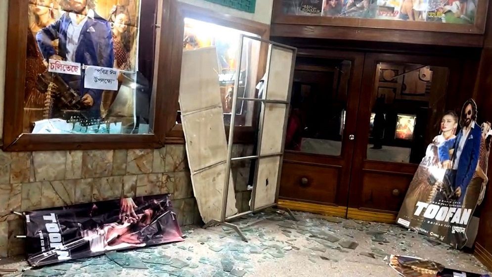 ‘তুফান’ দেখতে গিয়ে সিনেমা হল ভাঙচুর