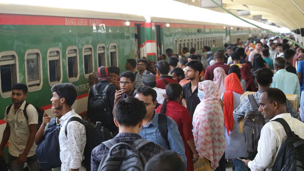 নাড়ির টানে বাড়ি ফিরছে মানুষ, ফাঁকা হচ্ছে ঢাকা
