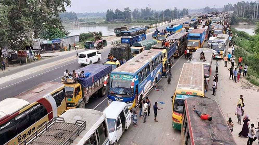 বঙ্গবন্ধু সেতু মহাসড়কে ১৩ কিলোমিটার জুড়ে যানবাহনে ধীরগ‌তি