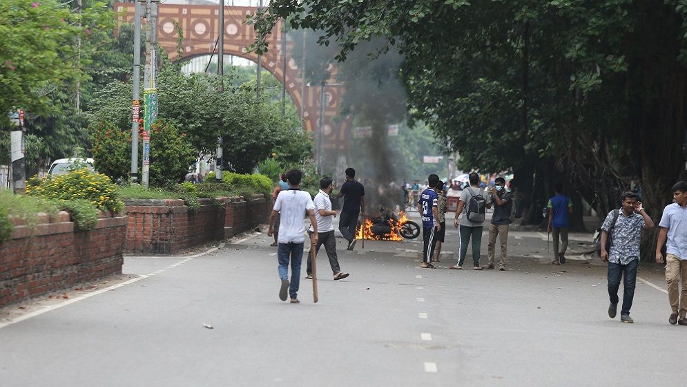 ঢাবি রণক্ষেত্র, আহত ৪০, গুলিবিদ্ধ অনেকে