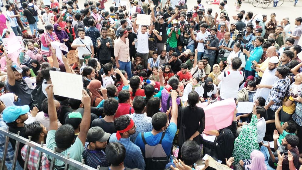 হাইকোর্ট মোড়ে শিক্ষক-শিক্ষার্থীদের 'মার্চ ফর জাস্টিস', পুলিশের হাতে শিক্ষক লাঞ্ছিত