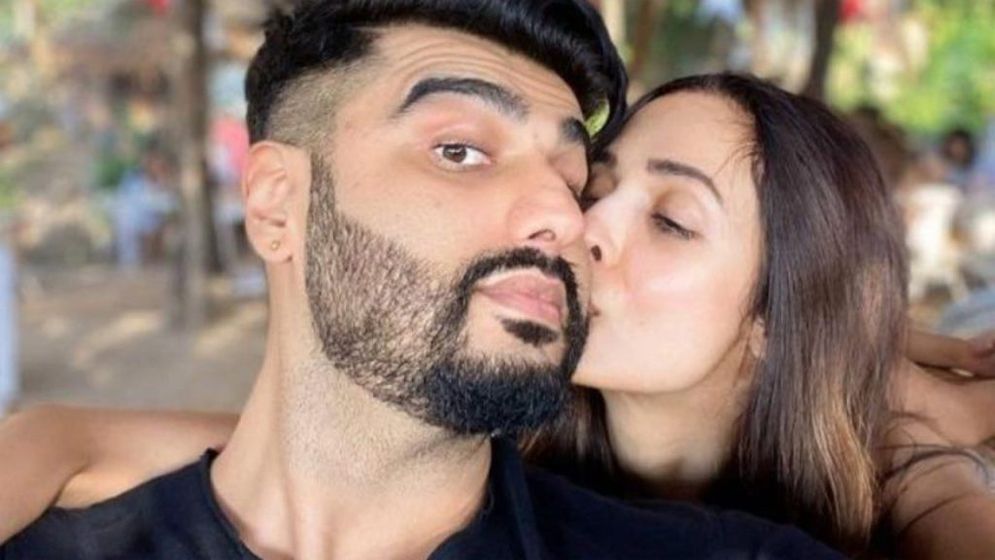 এবার পাশাপাশি বসতেও অস্বস্তি মালাইকা-অর্জুনের!