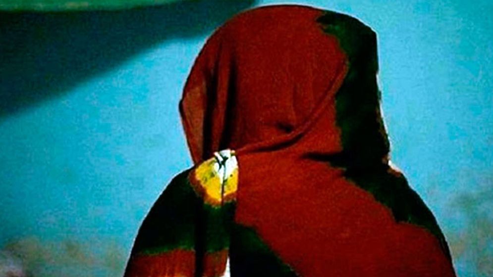 বিয়ের দাবিতে আওয়ামী লীগ নেতার বাড়িতে কলেজছাত্রী