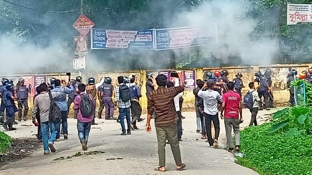 পুলিশের সঙ্গে কুবি শিক্ষার্থীদের তুমুল সংঘর্ষ, আহত ২০