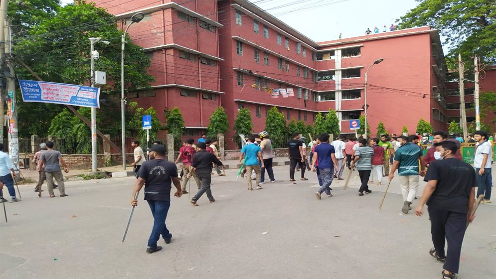 ঢামেক-শহীদুল্লাহ হলের সামনে মুহুর্মুহু ককটেল বিস্ফোরণ