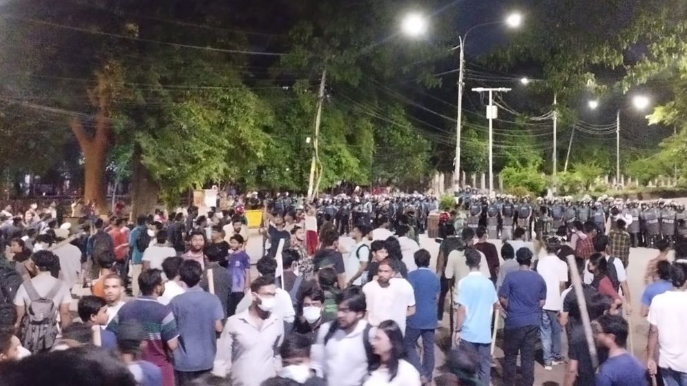 আন্দোলনকারীরা ফিরছেন হলে, টিএসসিতে ছাত্রলীগের অবস্থান