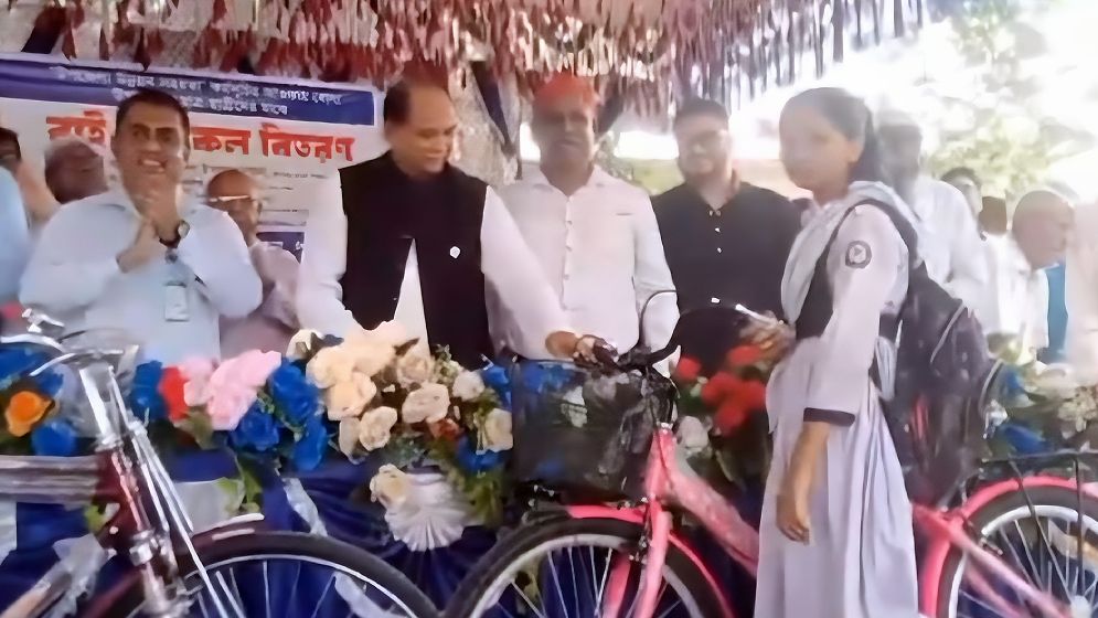 বোদায় শিক্ষার্থীদের মাঝে বাইসাইকেল বিতরণ