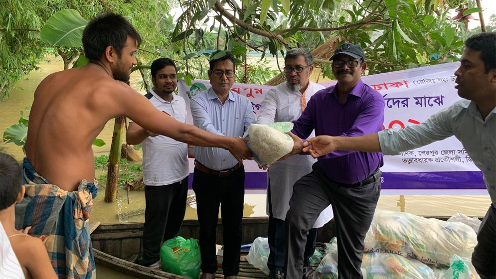 ঢাকাস্থ শেরপুর জেলা সমিতির উদ্যোগে বন্যা দুর্গতদের মাঝে ত্রাণ বিতরণ