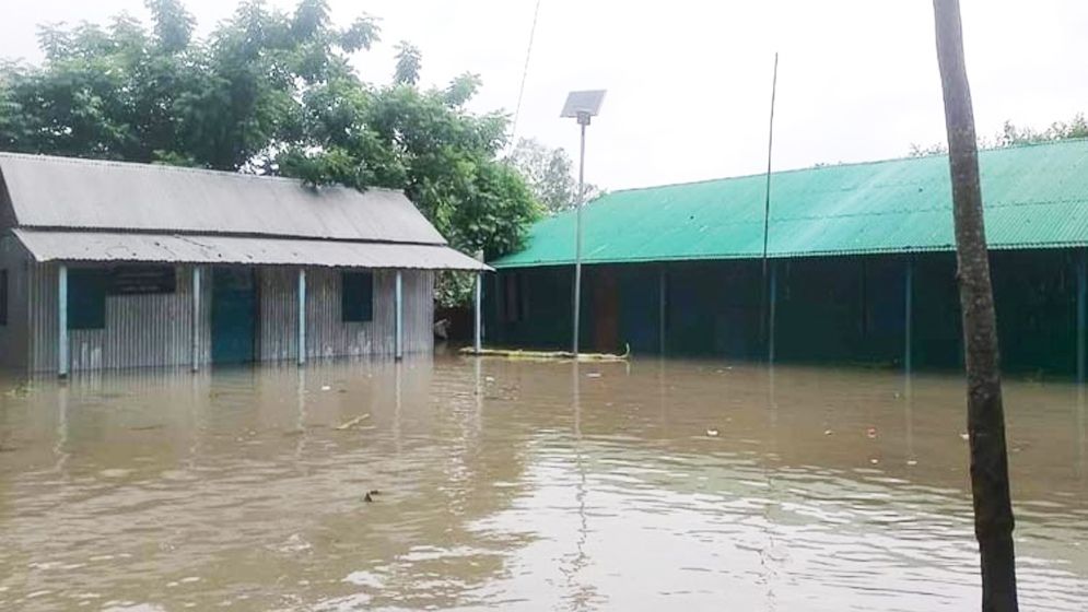 গাইবান্ধায় বন্যা পরিস্থিতির অবনতি, শিক্ষাপ্রতিষ্ঠান বন্ধ