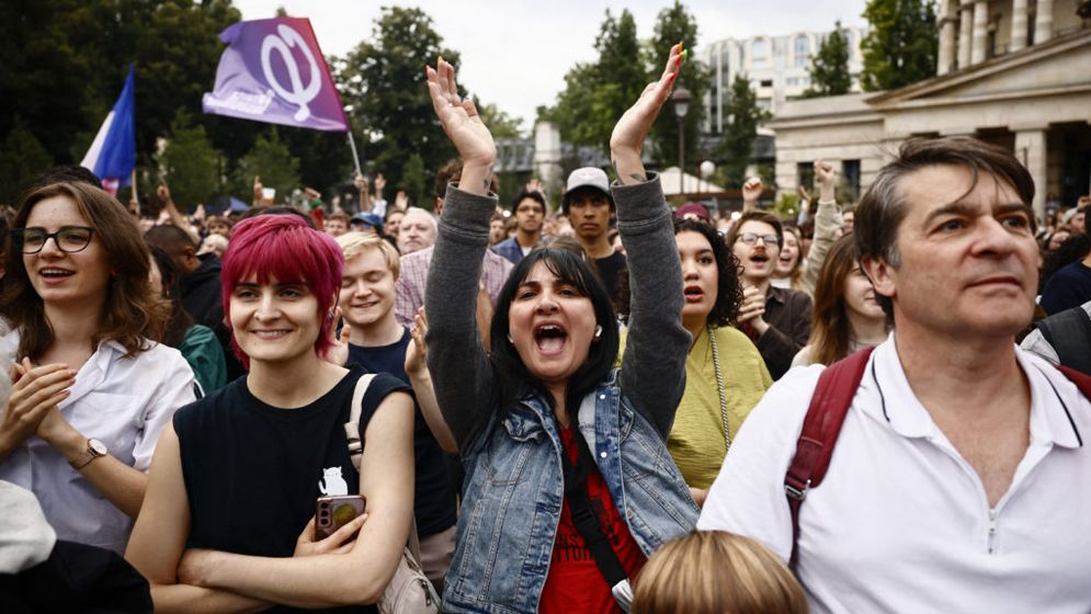 ফ্রান্সে বামপন্থীদের অবিশ্বাস্য জয়