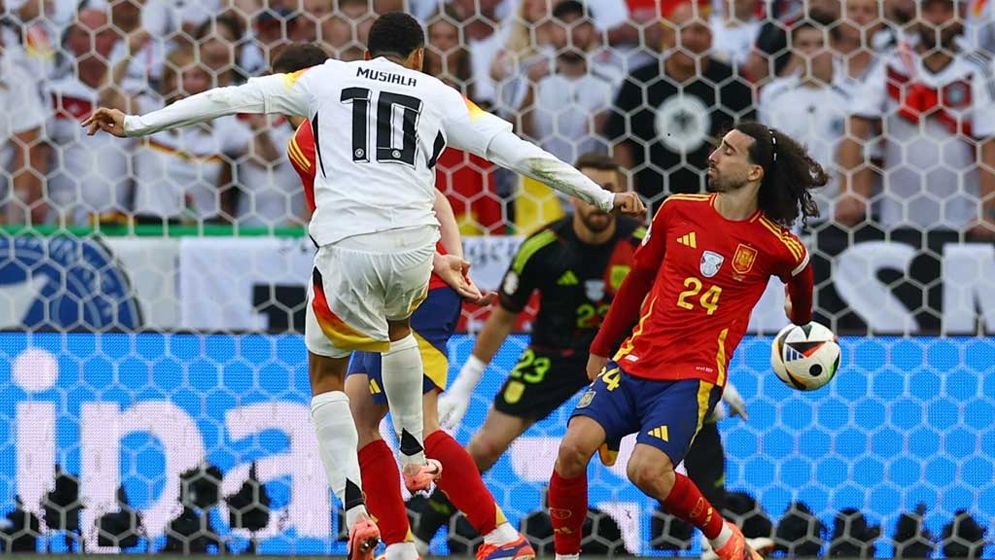 হাতে বল লাগলেও কেন পেনাল্টি পায়নি জার্মানি