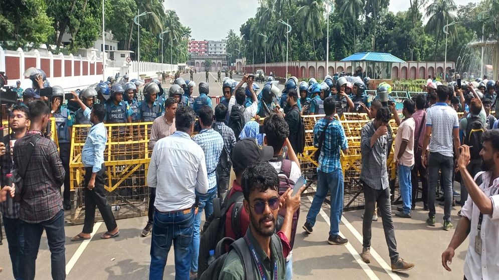 পুলিশি ব্যারিকেড ভেঙে বঙ্গভবনের দিকে আন্দোলনকারীরা