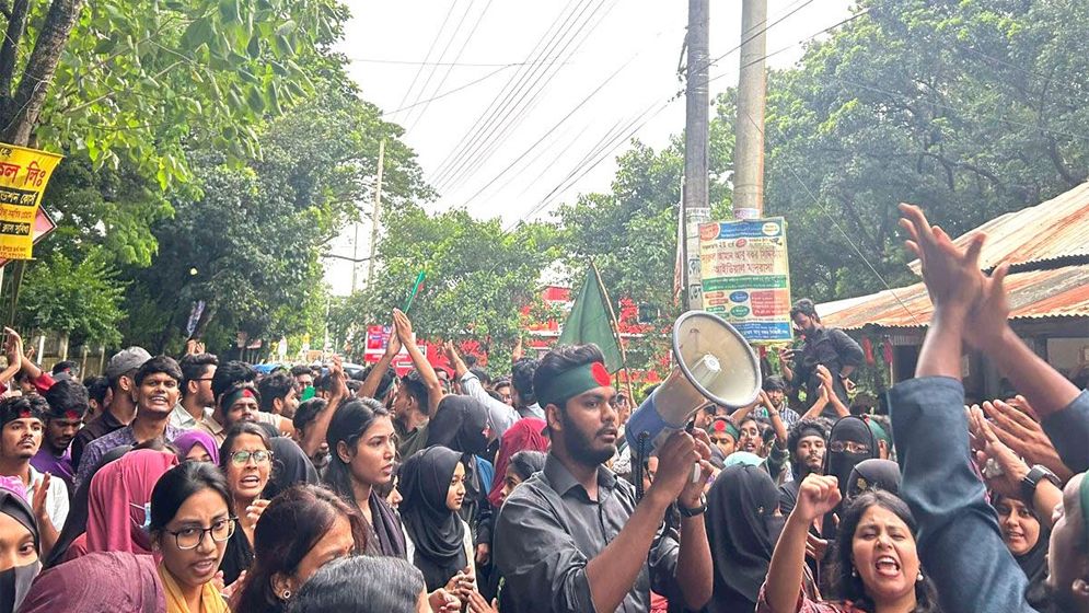 আন্দোলনকারী শিক্ষার্থীদের ওপর ছাত্রলীগের হামলা, আহত ২০