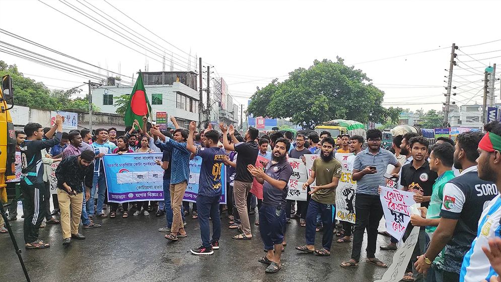যবিপ্রবি শিক্ষার্থীরা সড়কে, উত্তরবঙ্গের সঙ্গে যোগাযোগ বন্ধ