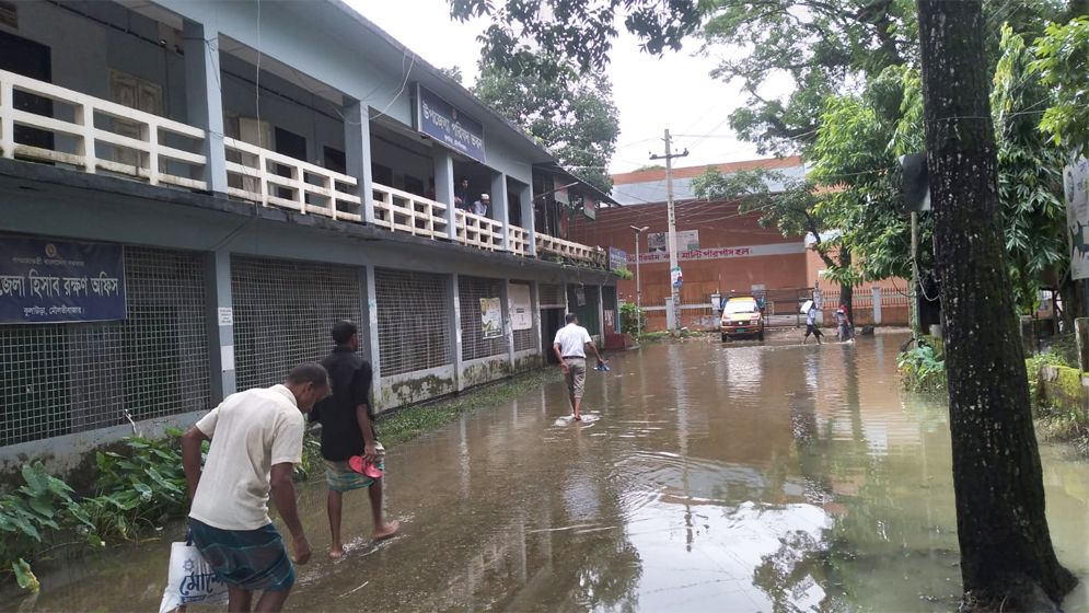 ফের পানি বাড়ায় দীর্ঘস্থায়ী বন্যার আশঙ্কা, দুর্ভোগে বানভাসীরা