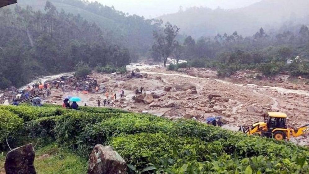 কেরালায় ব্যাপক ভূমিধ্বস, বহু মানুষ হতাহতের আশঙ্কা