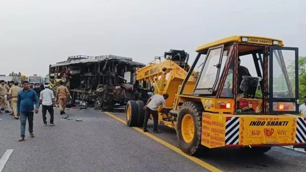 ভারতে এক্সপ্রেসওয়েতে ভয়াবহ দুর্ঘটনা, নিহত ১৮