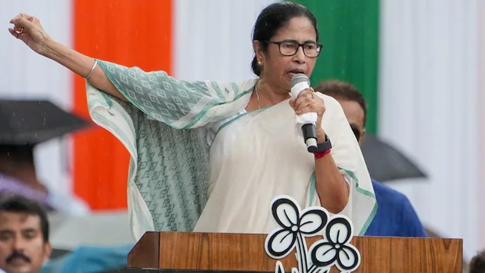 বাংলাদেশ ইস্যু নিয়ে কেন্দ্রীয় সরকারকে পাল্টা জবাব মমতার