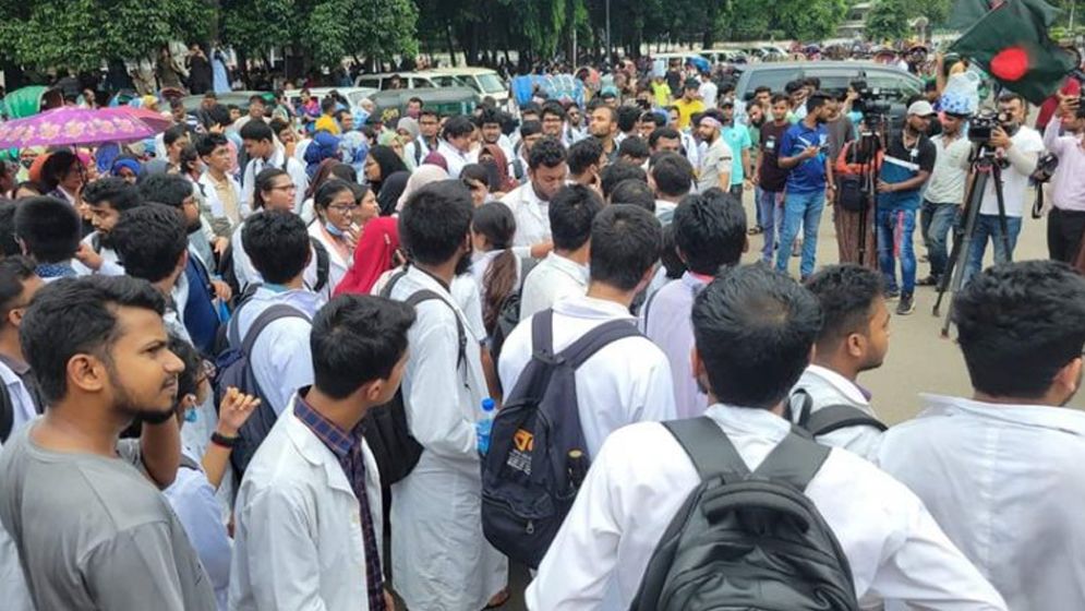 আন্দোলনে নেমেছেন মেডিকেল শিক্ষার্থীরাও