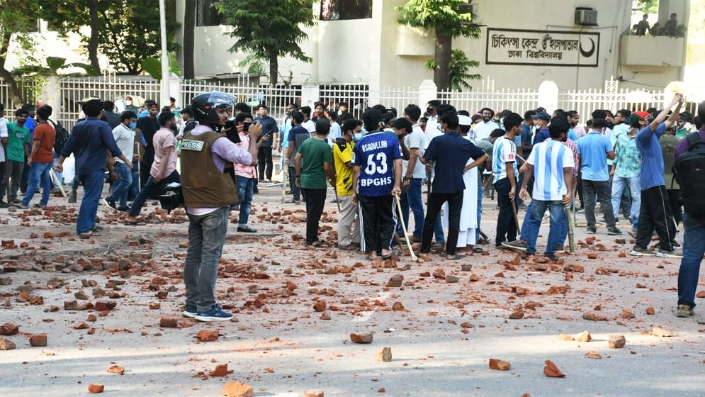দায়িত্ব পালনকালে ১২ পুলিশ ও ২৫ সাংবাদিক আহত 