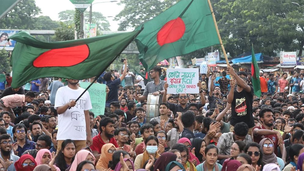 সড়ক-মহাসড়কে শিক্ষার্থীদের 'বাংলা ব্লকেড', দুর্ভোগে মানুষ