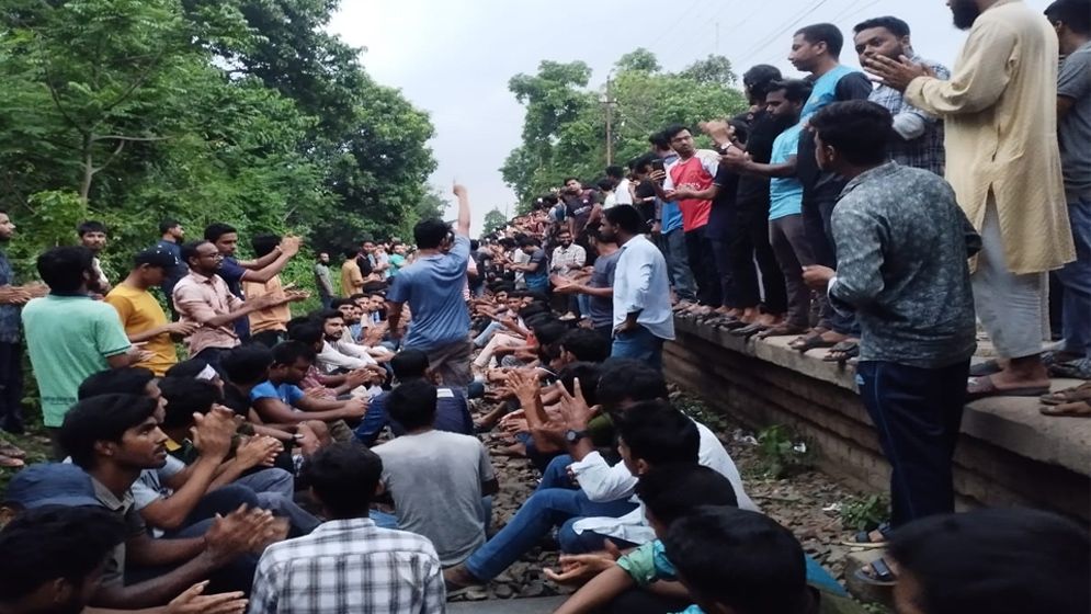 শিক্ষার্থীদের অবরোধ, রাজশাহীর সঙ্গে সারাদেশের রেল যোগাযোগ বিচ্ছিন্ন