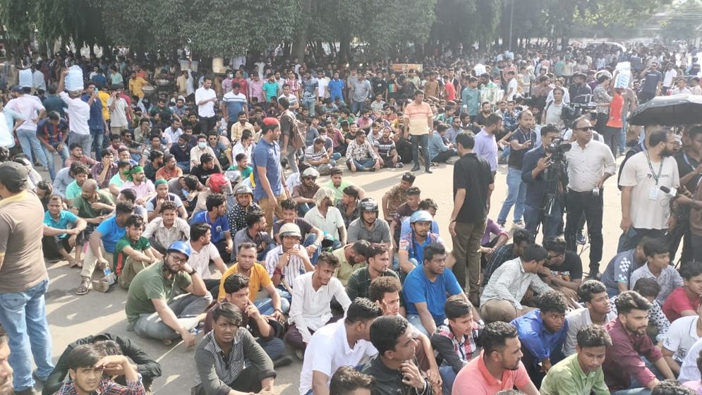 কোটা ইস্যুতে উত্তাল রাজশাহী, গ্রেপ্তার হলে আইনজীবীর খরচেই জামিন!