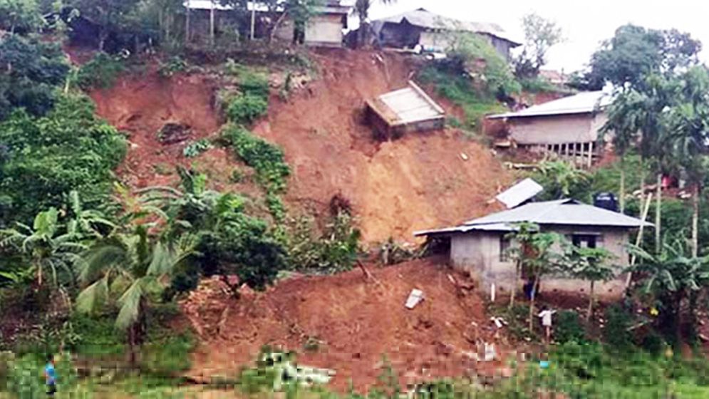 পাহাড় ধসে রোহিঙ্গা ক্যাম্পে ২ জনের মৃত্যু