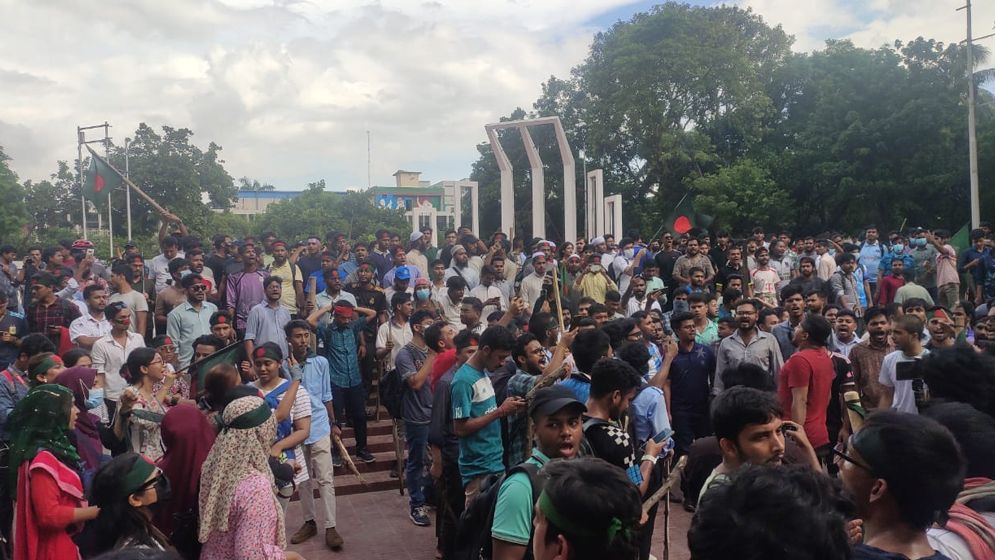শহীদ মিনারে আন্দোলনকারীরা, টিএসসিতে ছাত্রলীগ
