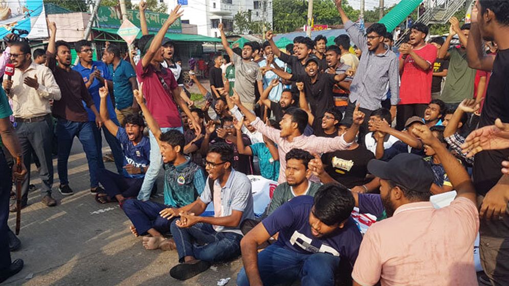 পুলিশি বাধা উপেক্ষা করে শিক্ষার্থীদের সড়ক অবরোধ