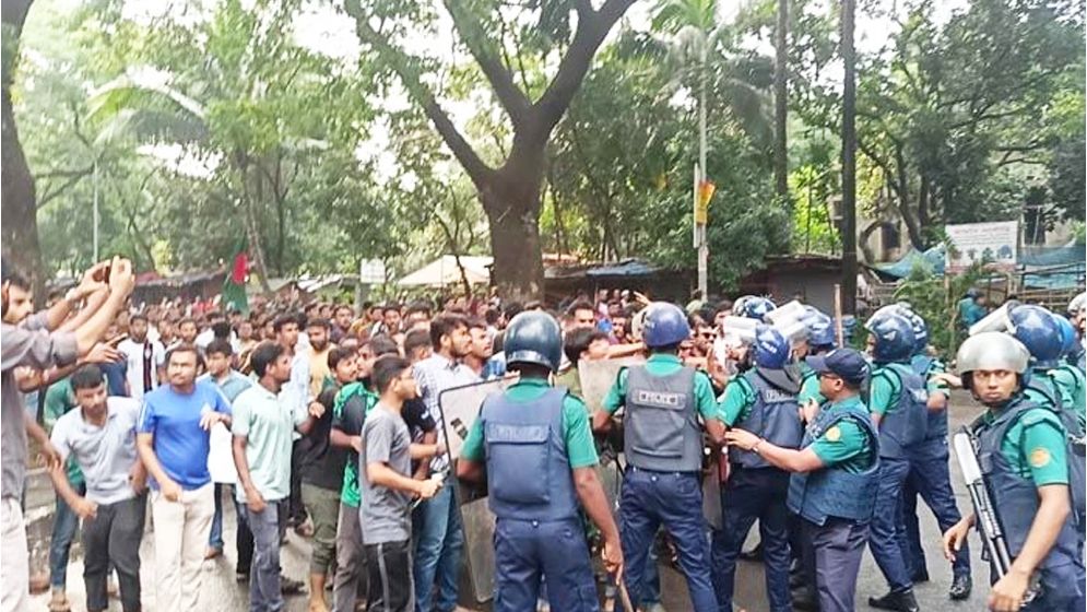 শিক্ষার্থীদের ওপর পুলিশের লাঠিচার্জ, আহত ১০